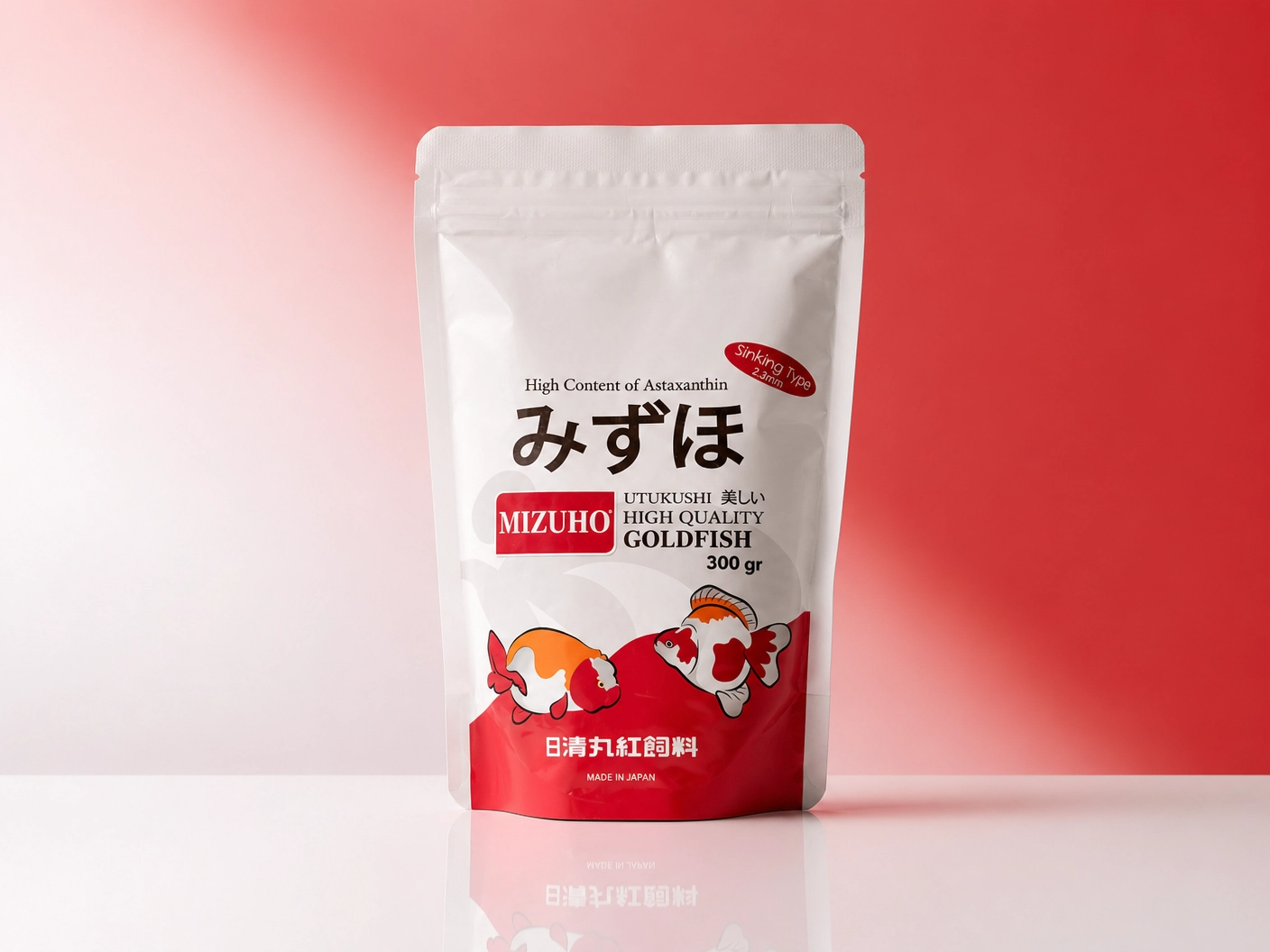 Wit en rood verpakt snackzakje met Japanse tekst op een roze achtergrond.