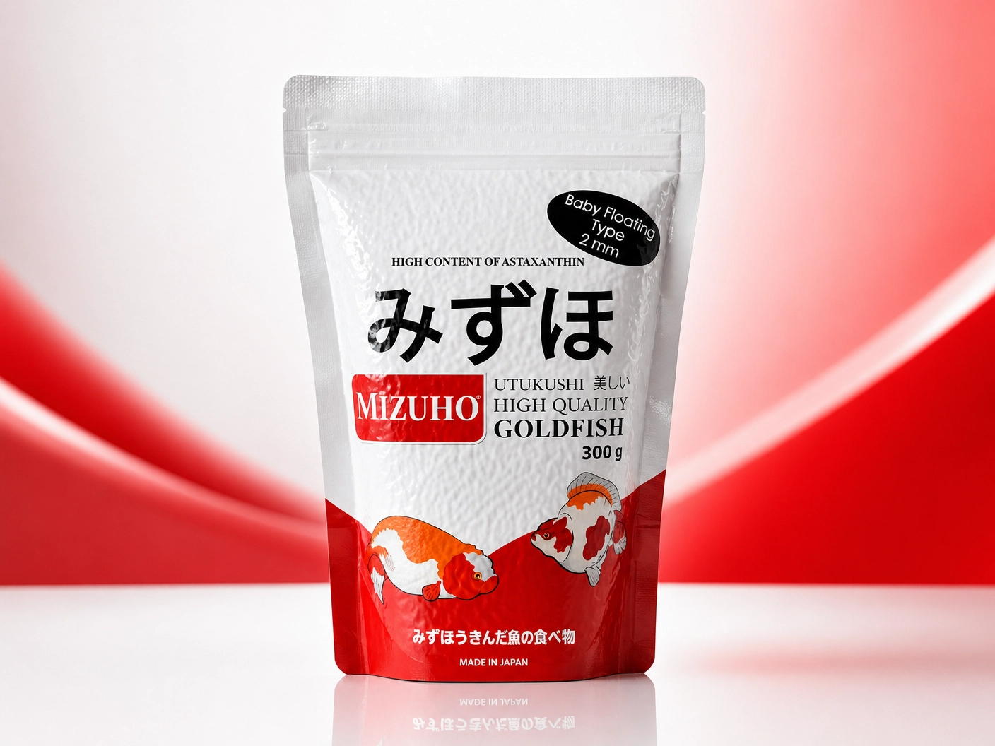 Wit-rode Mizuno Goldfish snackzak op een rode abstracte achtergrond.