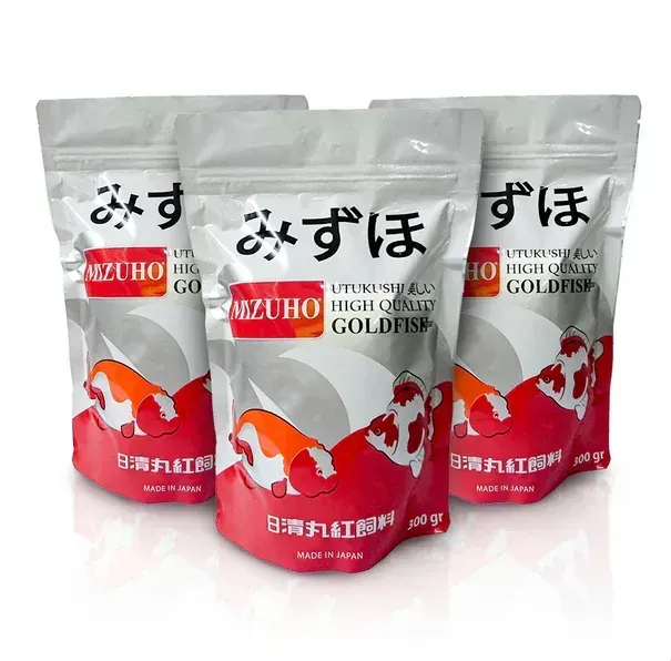 Zak Mizuho hoogwaardig goudvisvoer. Zilverkleurige verpakking met een afbeelding van een rood-witte goudvis en Japanse tekst.