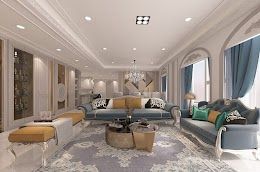 優雅的客廳裡擺放著簇絨沙發、金色咖啡桌和藍色窗簾，柔和的天花板燈光映襯著室內。