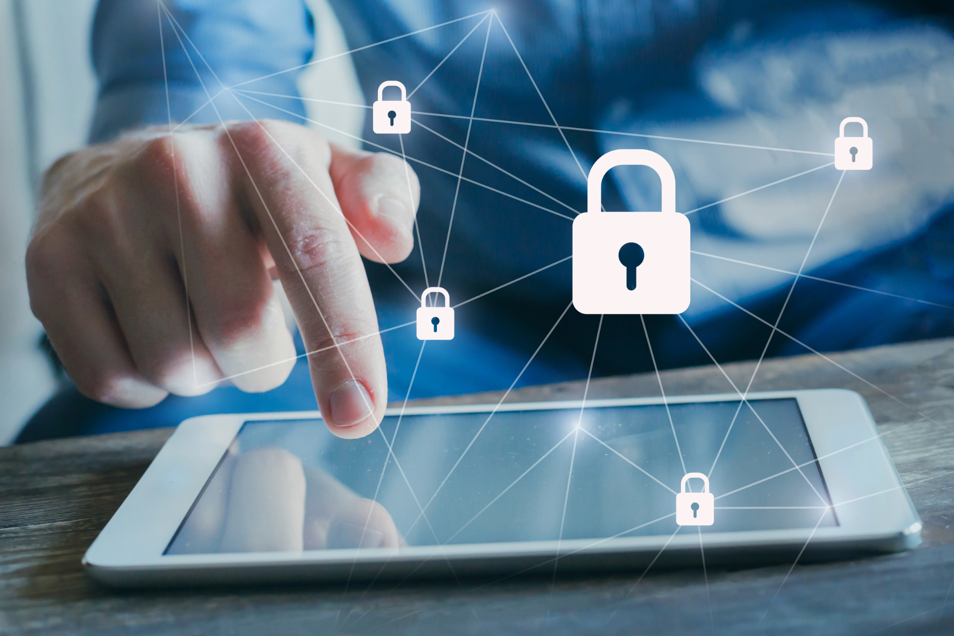 Una persona está usando una tableta con un candado en la pantalla.