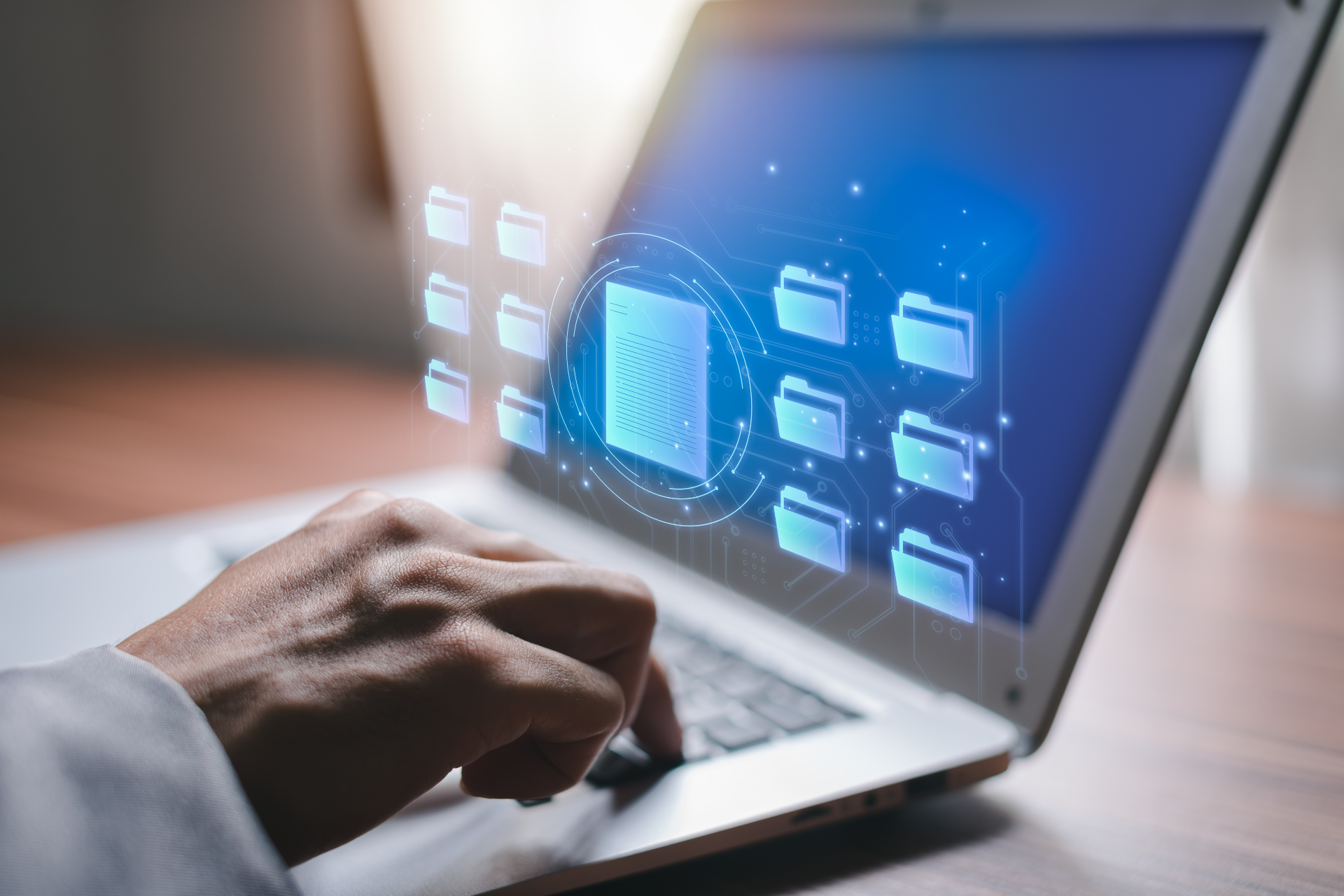 Una persona está escribiendo en una computadora portátil.