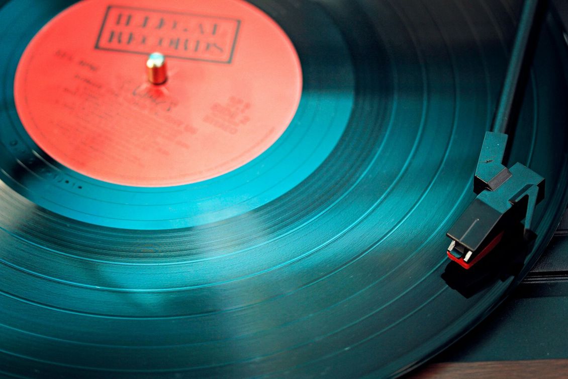 Um toca-discos está tocando um disco rotulado como discos ilegais