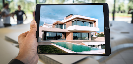 imagem de tablet com o imóvel no fundo, simbolizando marketing para construtoras