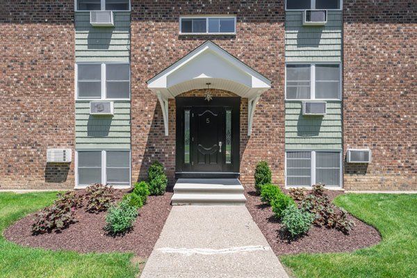 Oak Tree Garden Apartments