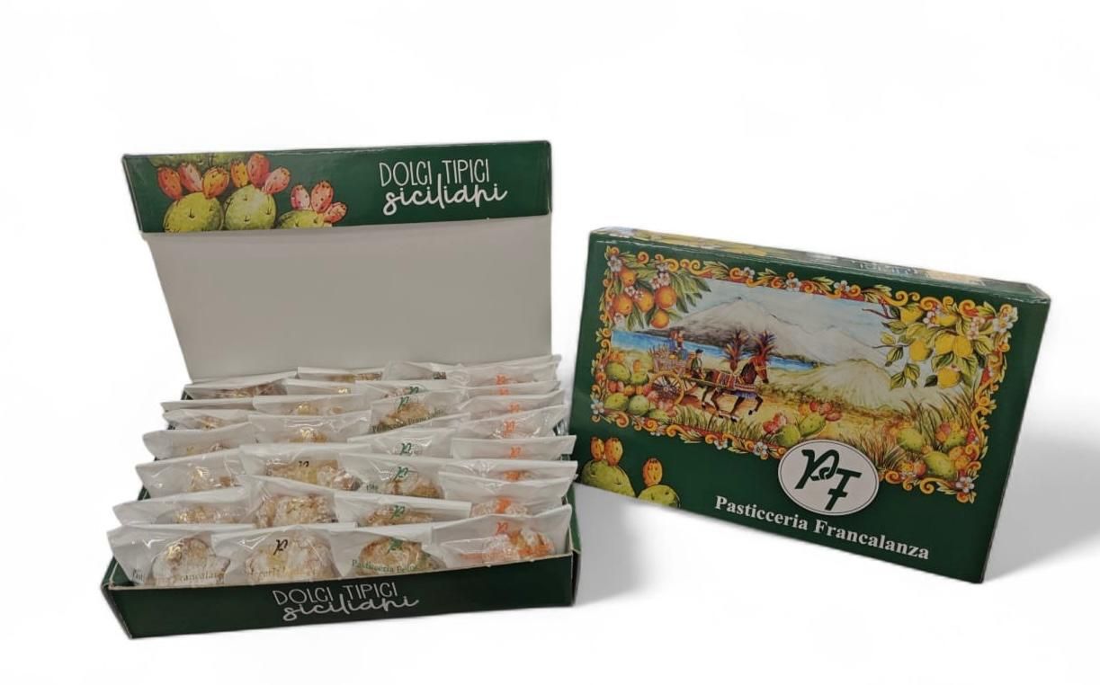 Scatole di biscotti siciliani alle mandorle confezionati, una aperta e una chiusa, in una cornice bianca.