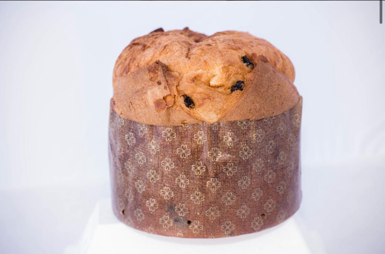 Panettone in carta fantasia, color nocciola chiaro e dorato.