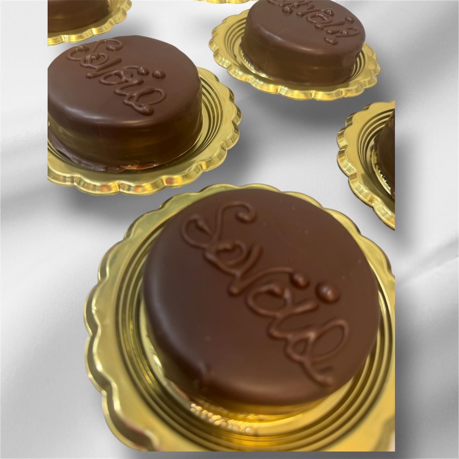 Biscotti ricoperti di cioccolato con la scritta