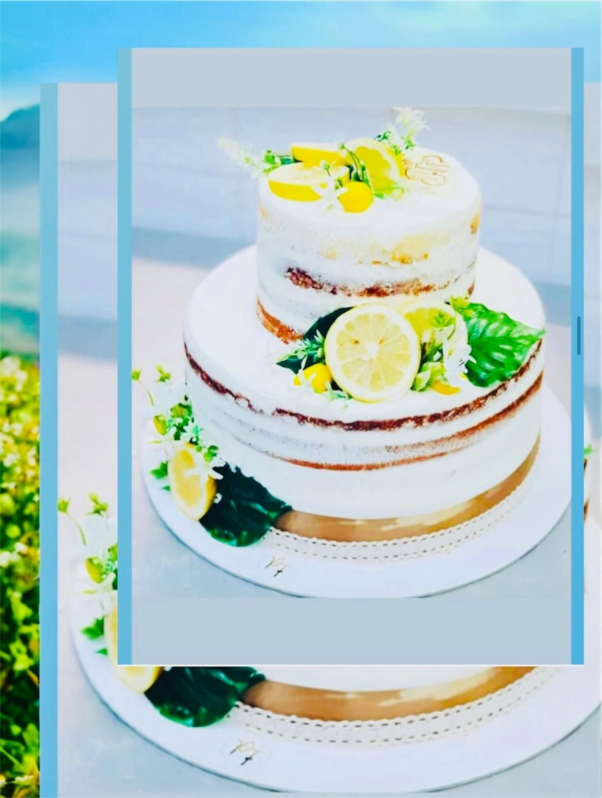 Torta a due piani con fette di limone e verde, ideale per un matrimonio o una festa.