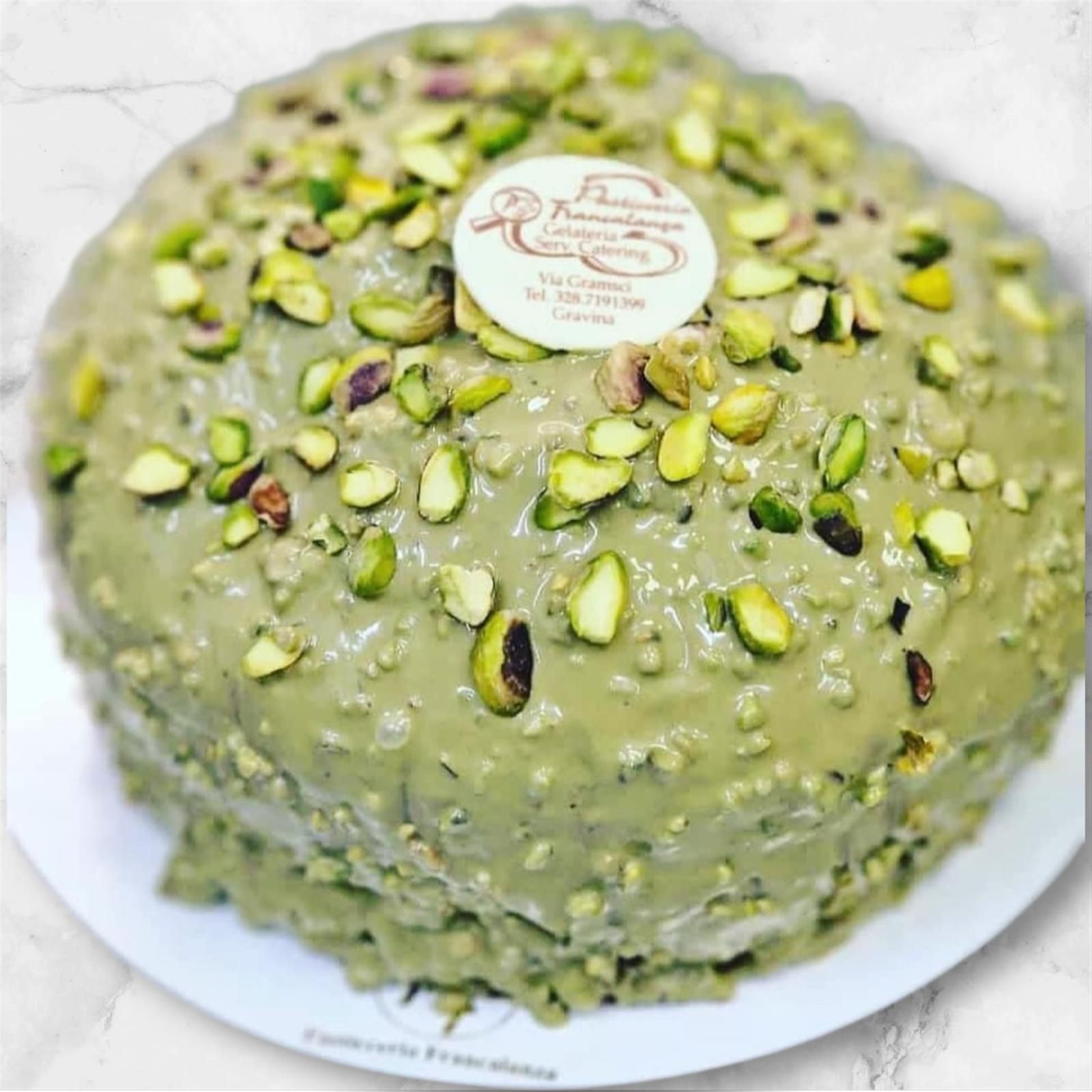 Panettone con glassa al cioccolato e noci su stoffa rossa, decorato per le feste.