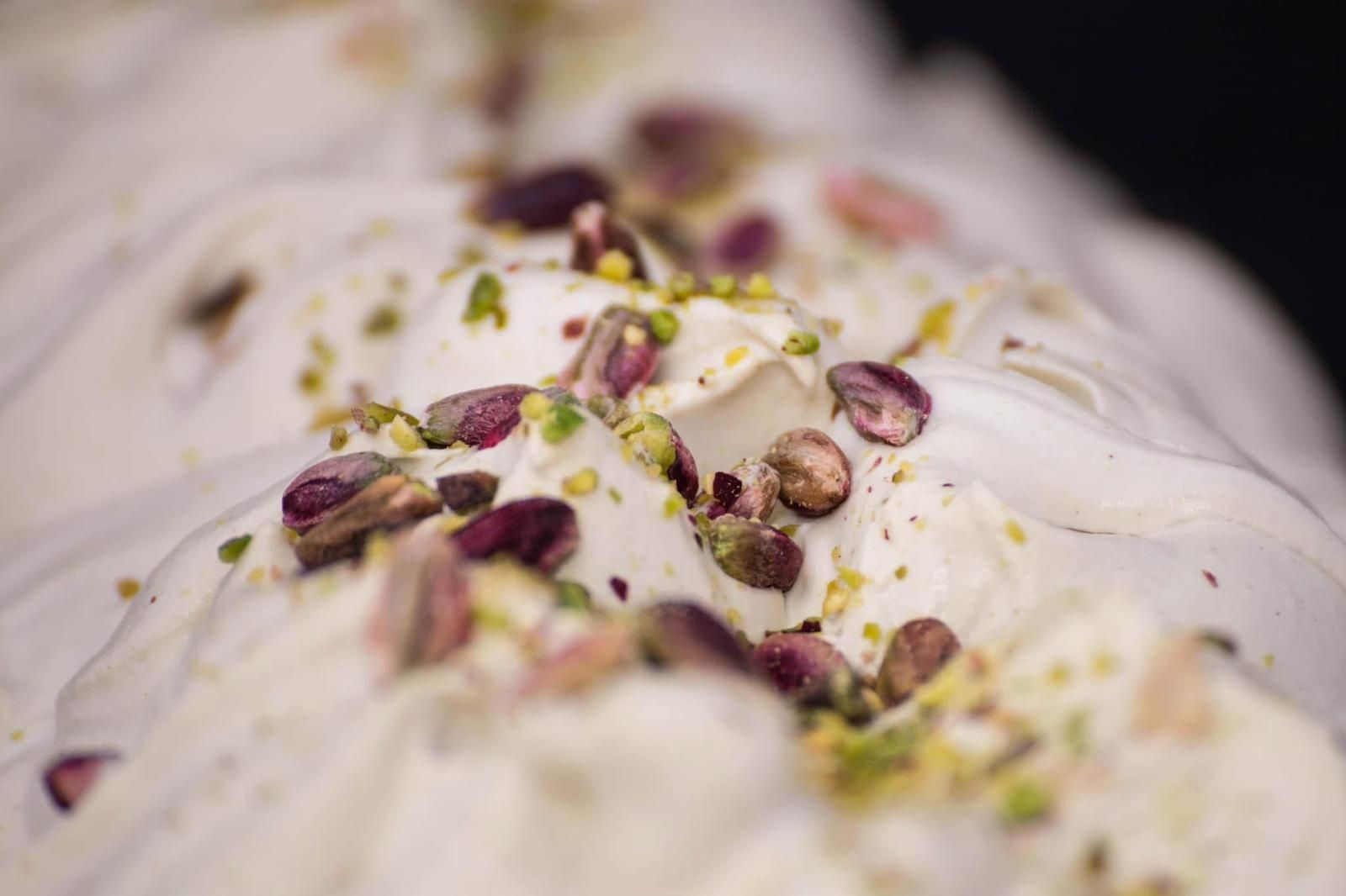 Gelato bianco con guarnizione al pistacchio.