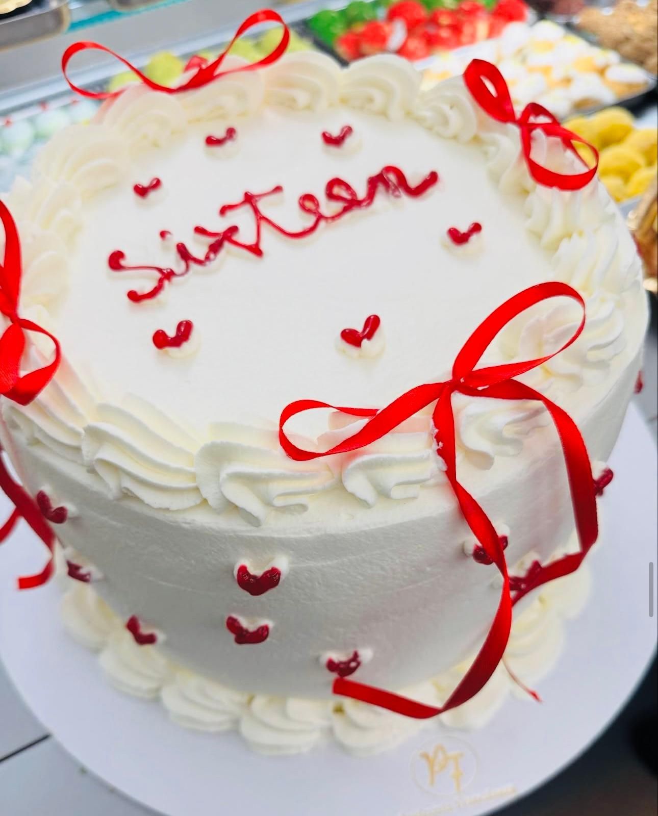 Torta glassata bianca con la scritta