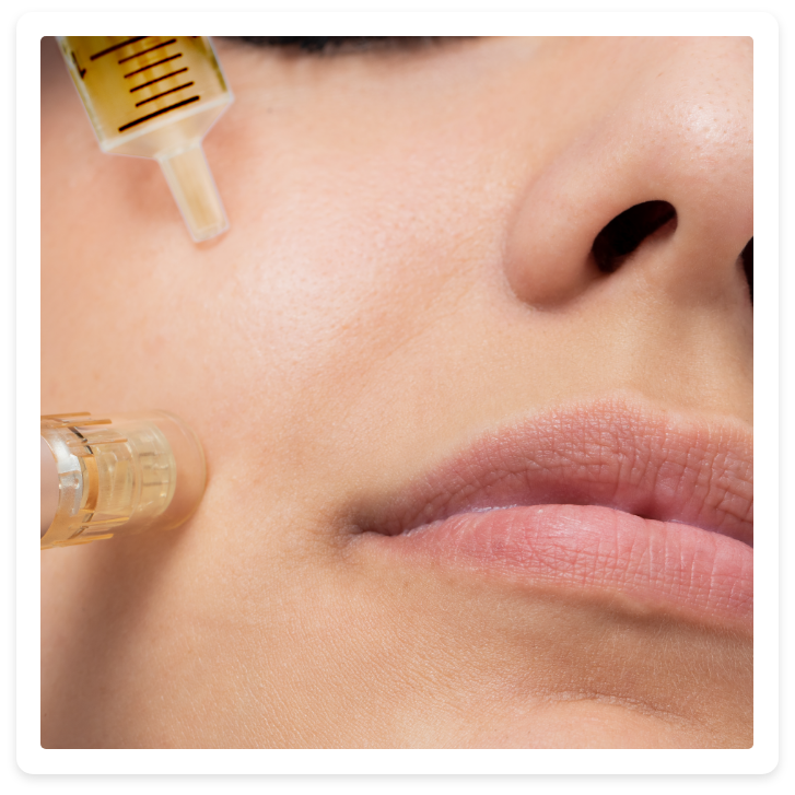 Eine Nahaufnahme des Gesichts einer Frau mit einer Spritze darin