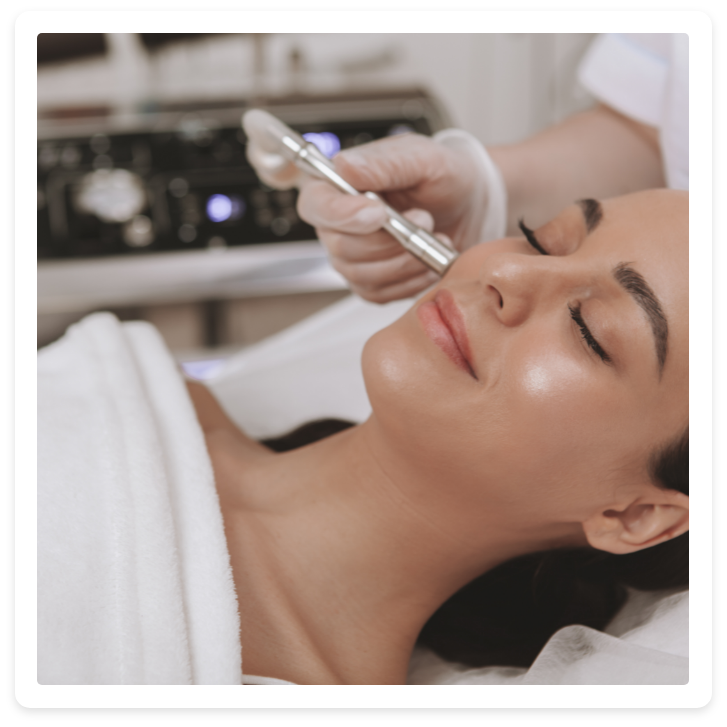 Eine Frau bekommt in einem Spa eine Gesichtsbehandlung.