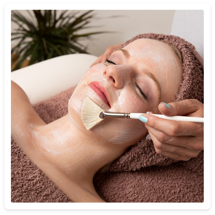 Eine Frau bekommt eine Gesichtsbehandlung mit einer Bürste