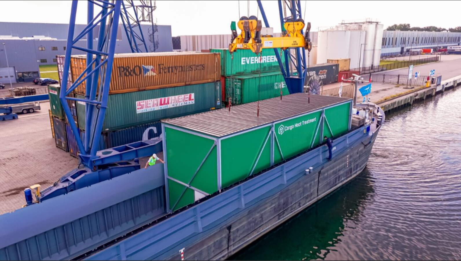 Vrachtschepen, vliegtuigen en treinen varen door de haven van Rotterdam.
