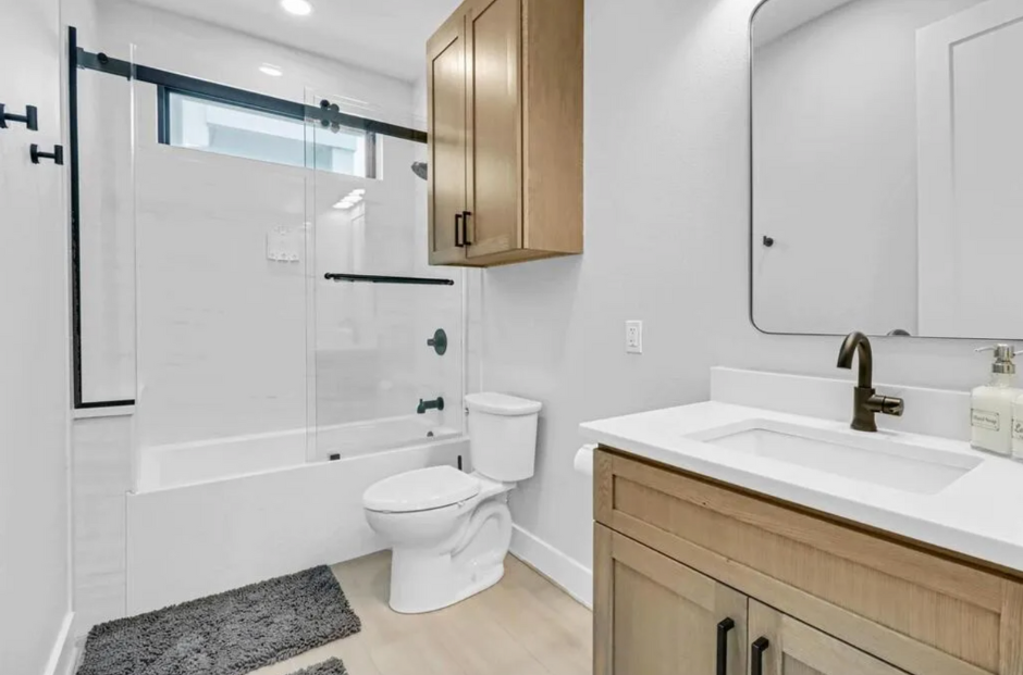 Modern bathroom in new home built by Innovo Residential in Corpus Christi