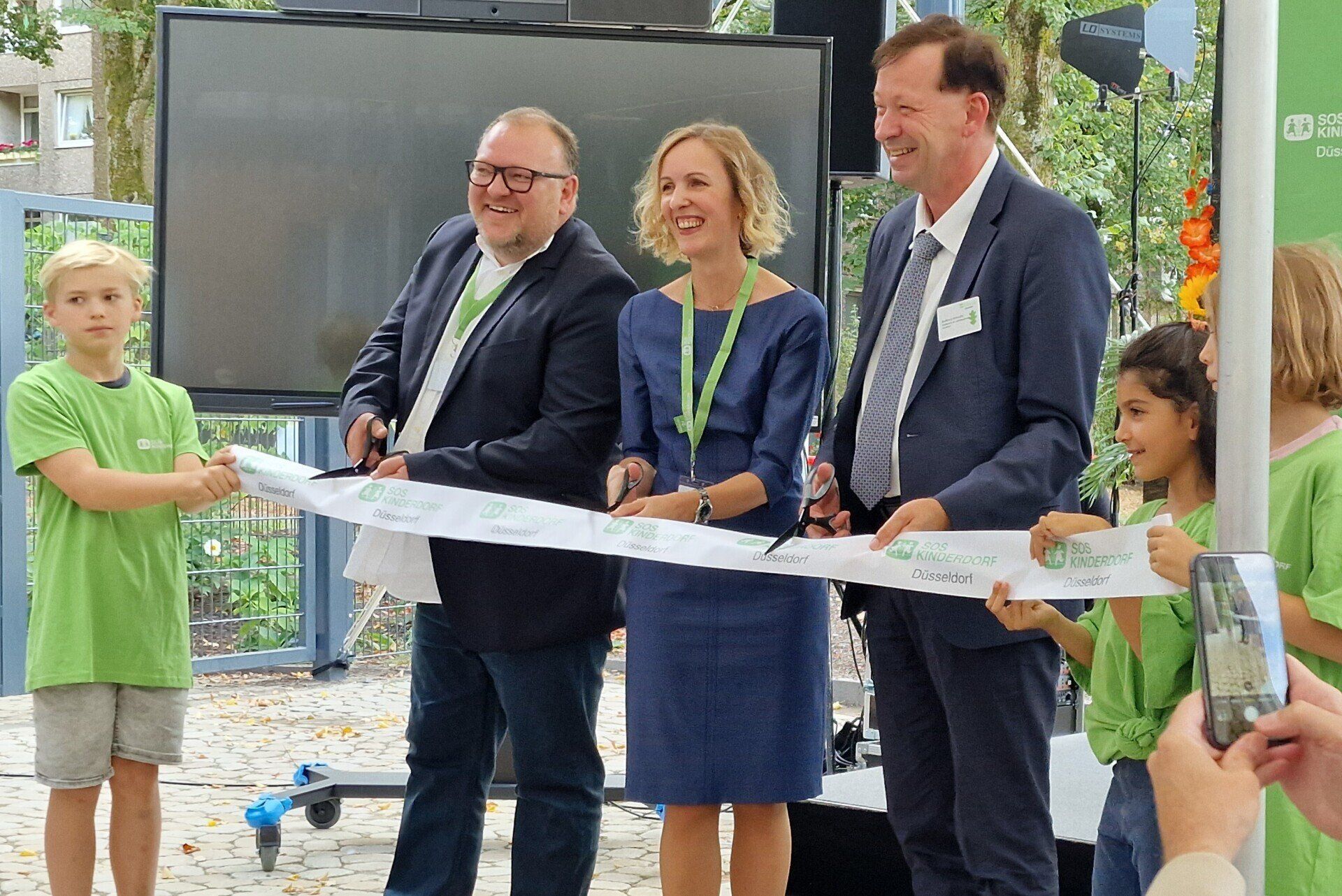Eröffnung des SOS Kinderdorf in Garath mit Herbert Stauber, Sabina Schutter, Stadtdirektor Burkhard Hintzsche Bild: P.Ries