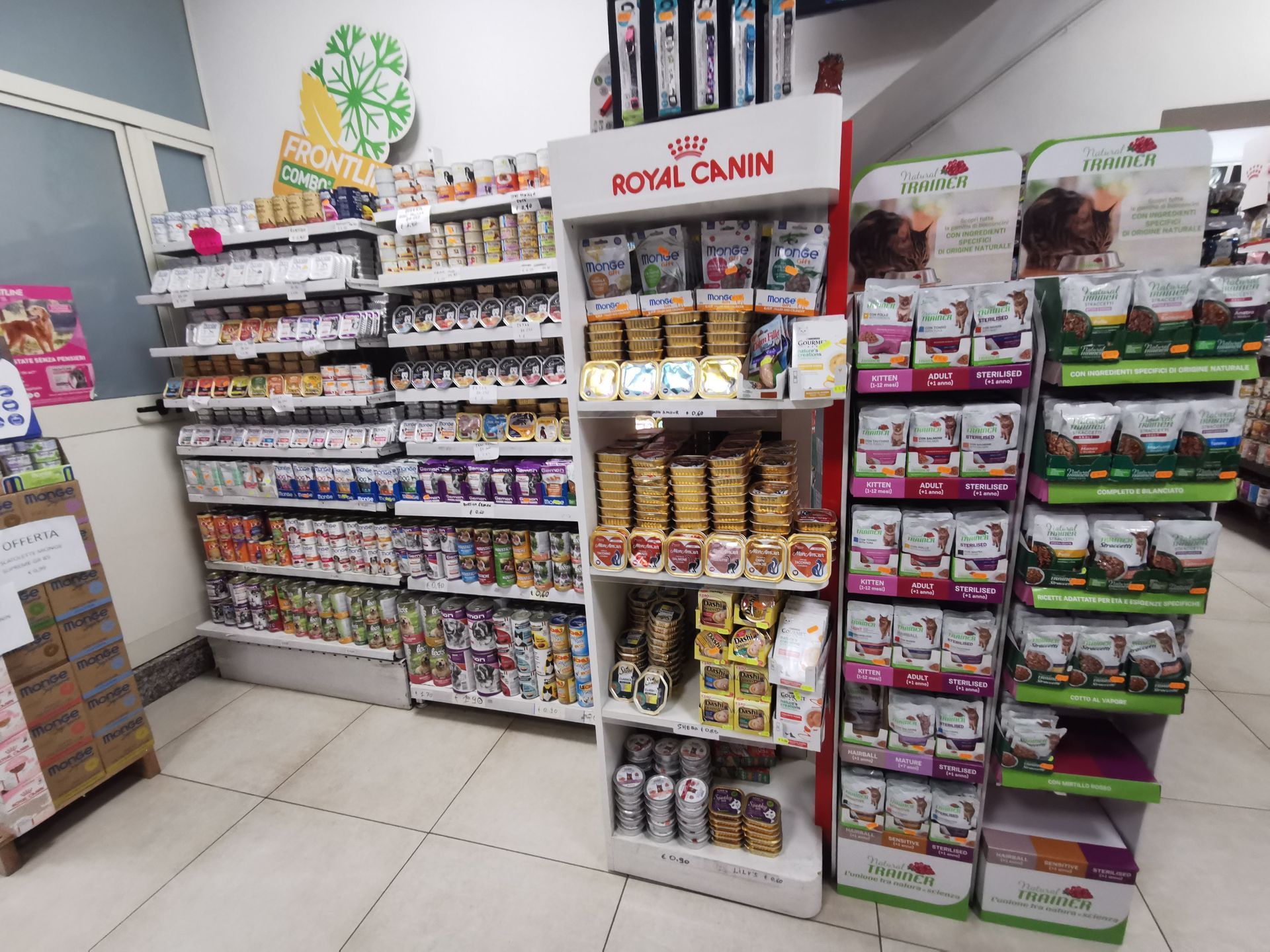 In un negozio al dettaglio, gli scaffali sono riforniti con vari prodotti per animali domestici, tra cui articoli a marchio Royal Canin.
