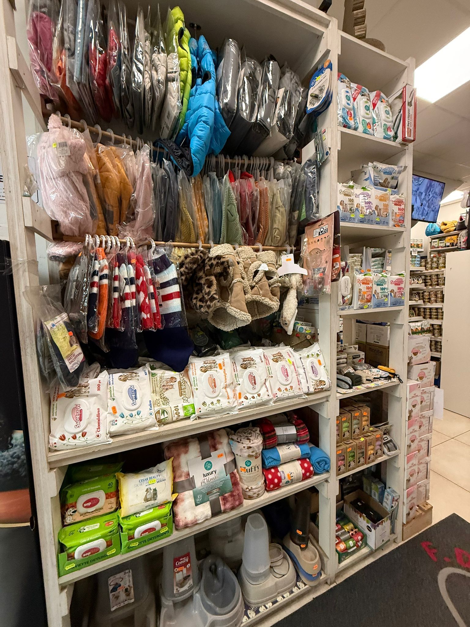 Gli scaffali dei negozi al dettaglio sono pieni di abbigliamento per animali, accessori, snack confezionati e prodotti per la toelettatura.