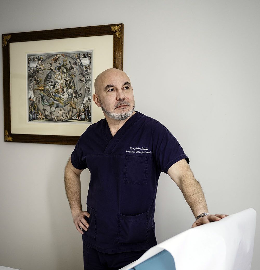 Un uomo con un camice blu è in piedi in una cucina