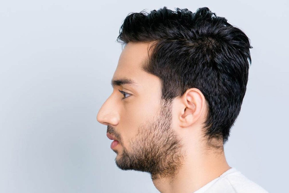 Un primo piano del volto di un uomo con la barba.