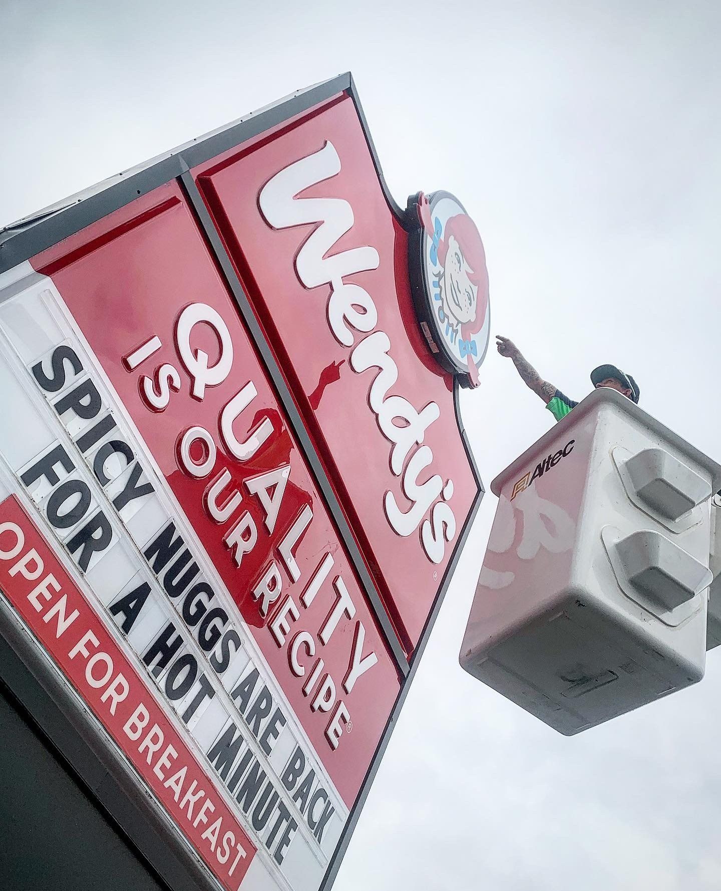 A wendy 's sign that says spicy nuggets are back for a hot minute