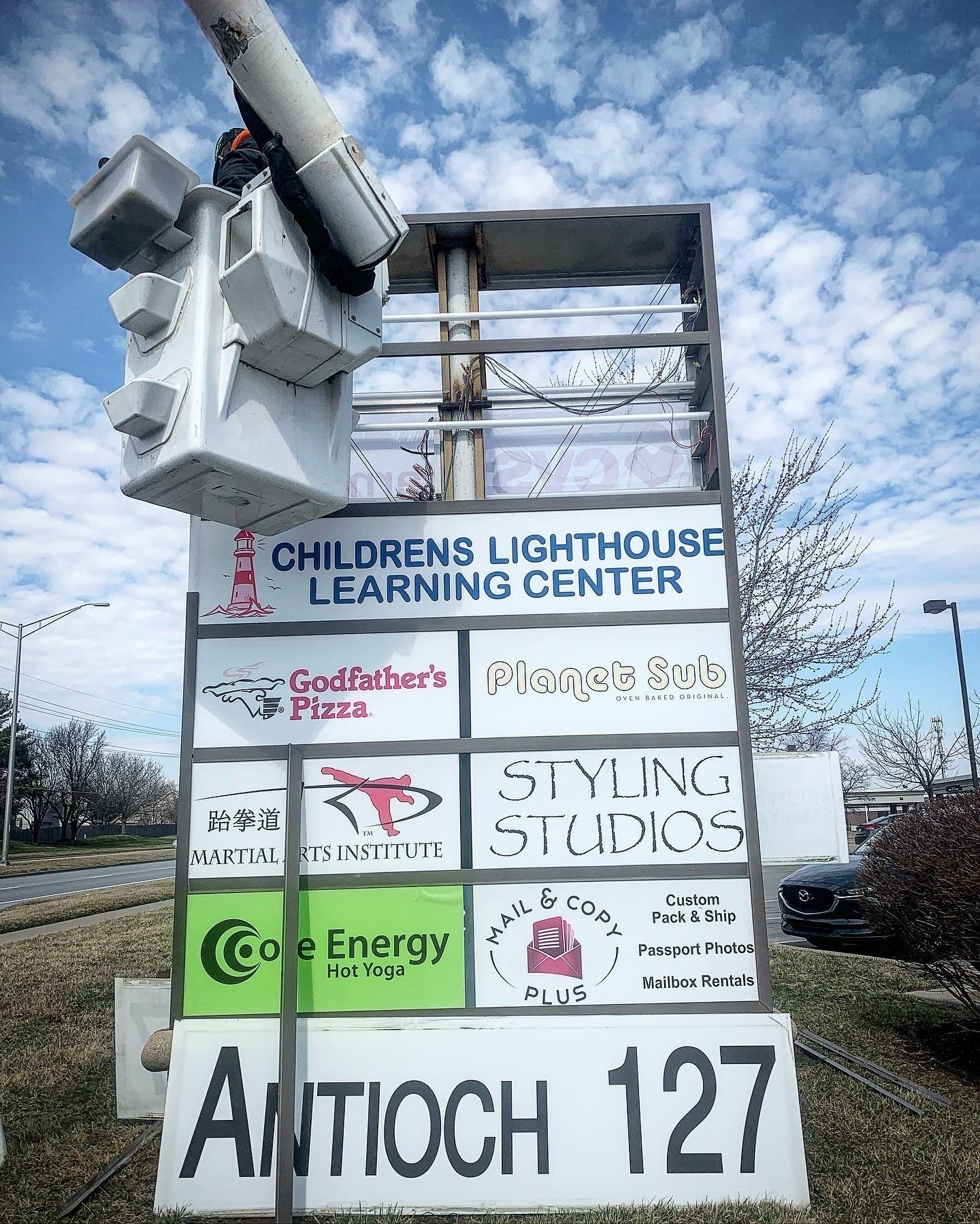 A sign for the children 's lighthouse learning center