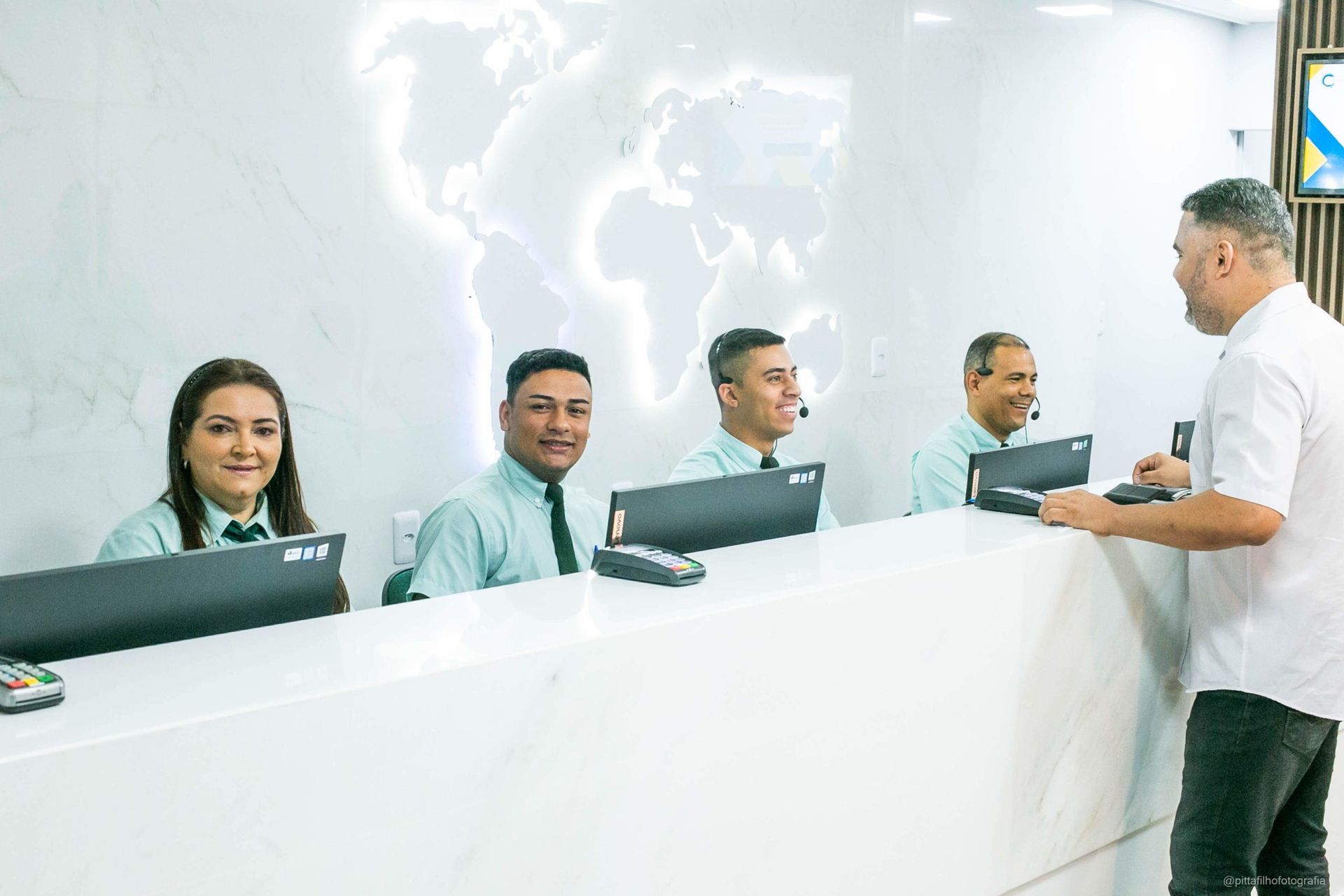 Pessoas num balcão de uma agencia de rodoviária