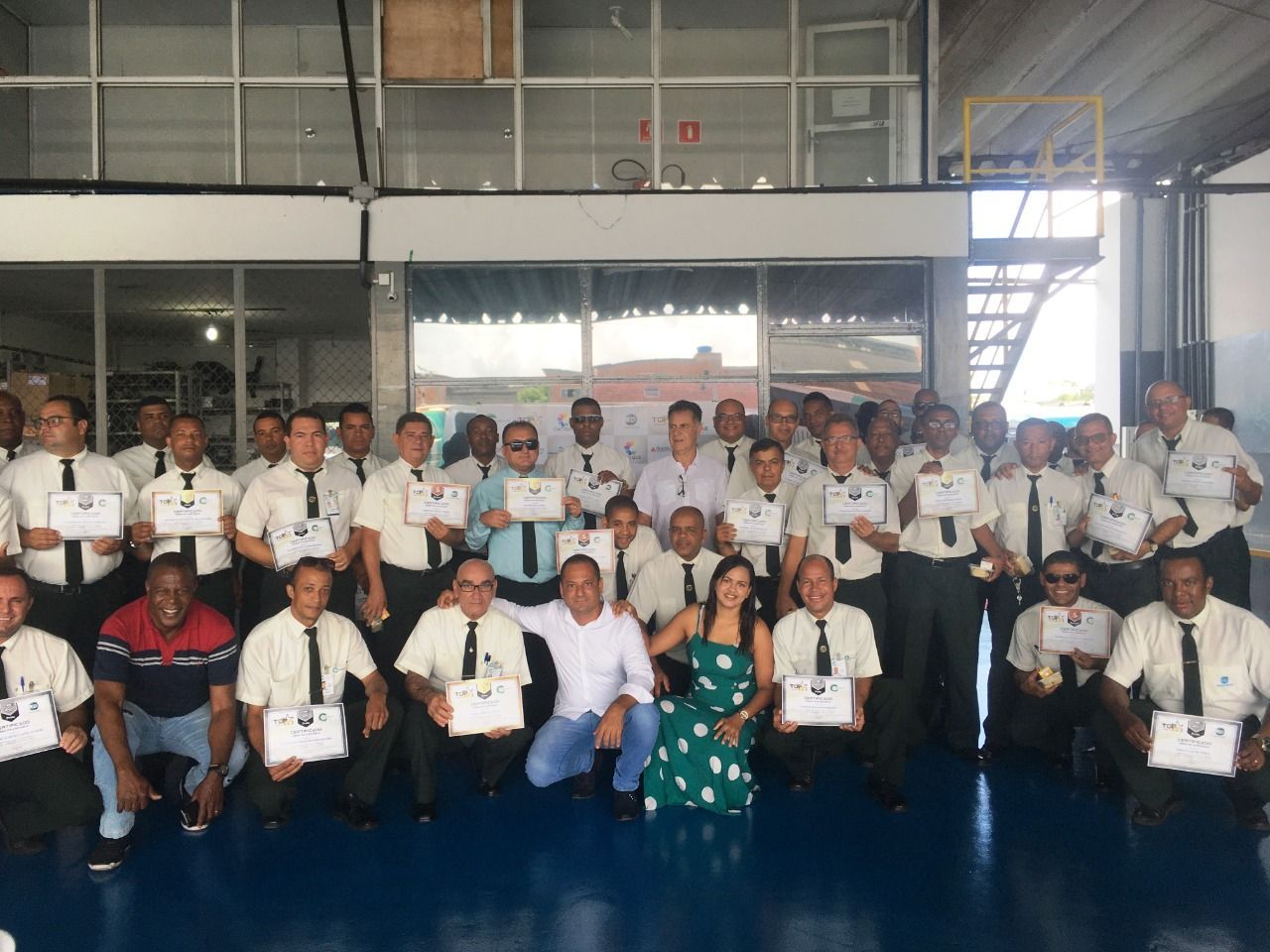 Funcionarios da RD Transportes reunidos para tirar uma foto