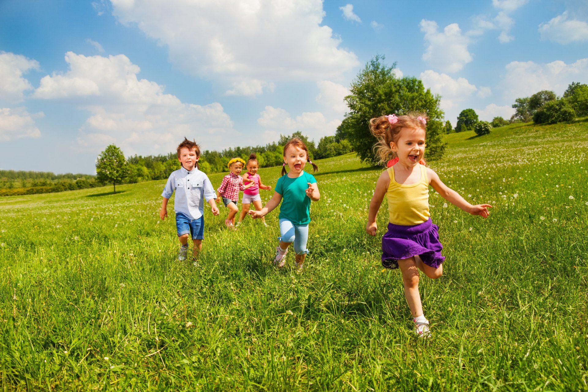 Лето перед школой. Дети бегут. Счастливые дети на природе. Дети бегут по полю. Дети играют.