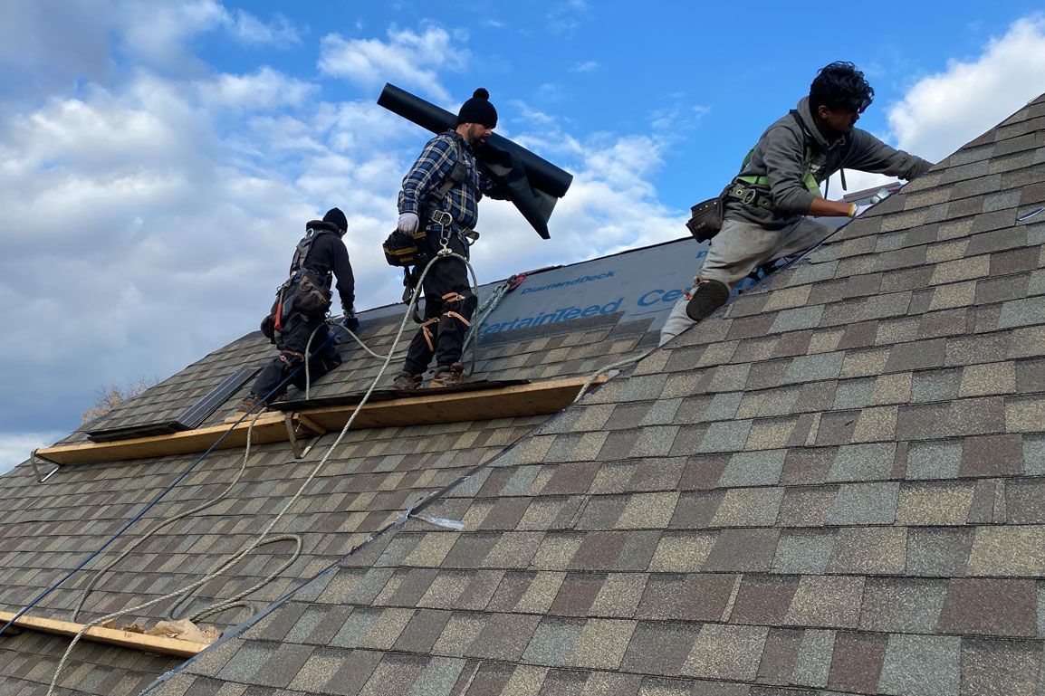 3 expert working on a roof installation