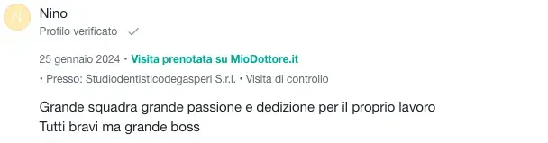 Screenshot di un commento verificato di Nino che elogia un team forte e appassionato per la qualità del lavoro svolto.