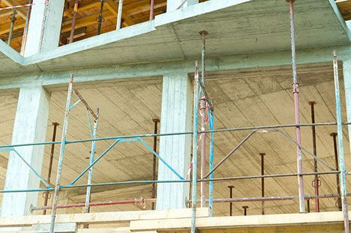 Un edificio en construcción con andamios a un lado.