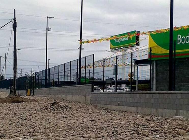 Un edificio verde y amarillo con la palabra cuerpo.