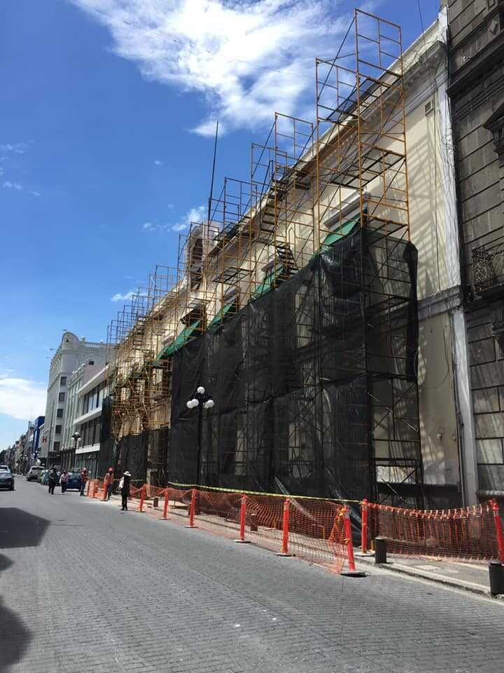 Un edificio en construcción con andamios a un lado.
