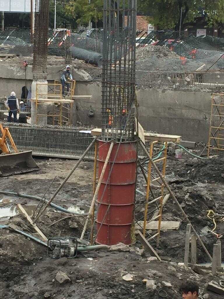 Un sitio de construcción con un barril rojo en el medio