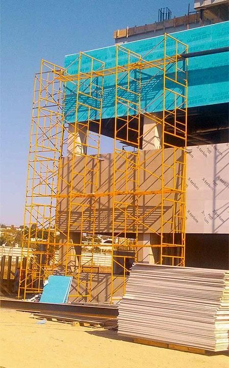 Se está construyendo un gran edificio con andamios a su alrededor.