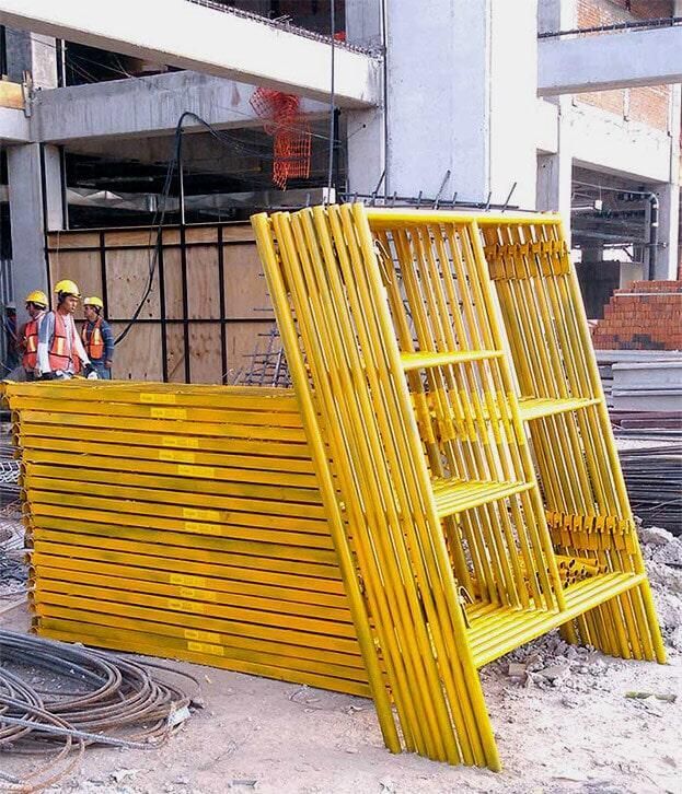 Una pila de andamios amarillos en un sitio de construcción