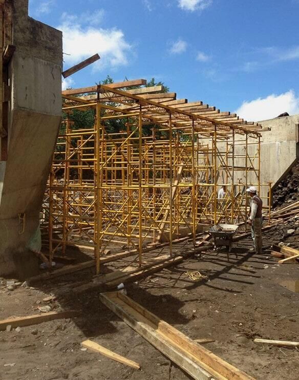 Un sitio de construcción con muchos andamios de madera