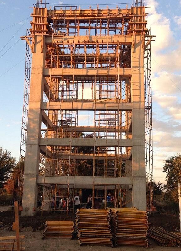 Un gran edificio en construcción con andamios a su alrededor.