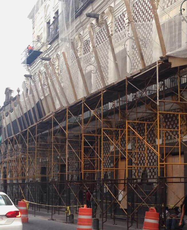 Un edificio en construcción con andamios a un lado.