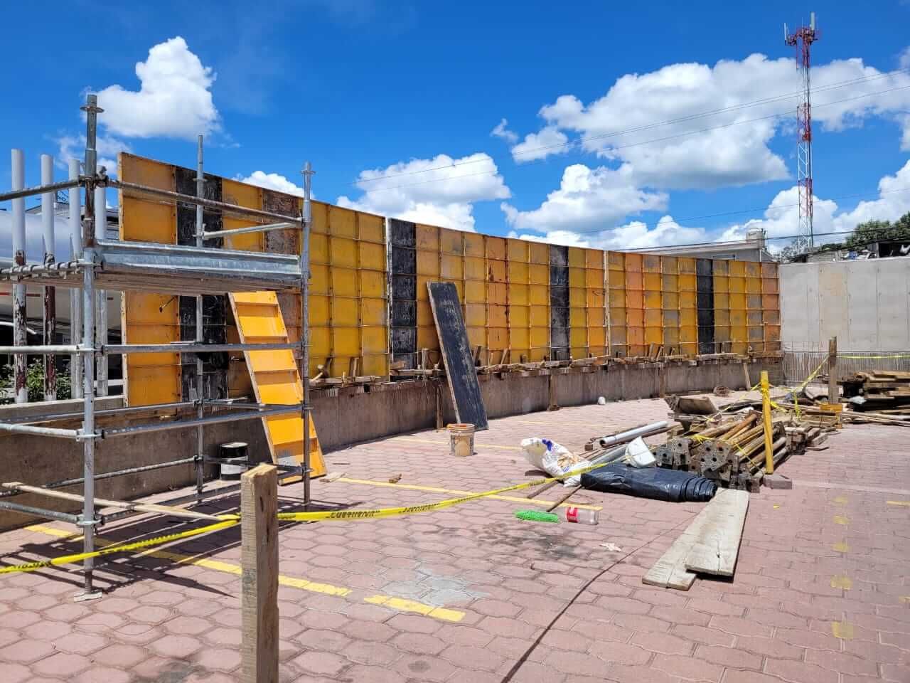 Un sitio de construcción con andamios y una escalera