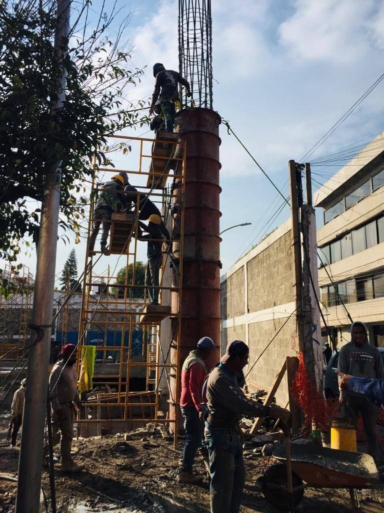 Un grupo de trabajadores de la construcción están trabajando en un edificio