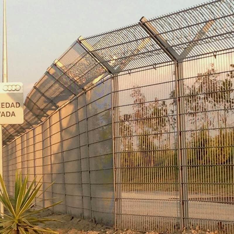 Una valla con un cartel que dice edad pada