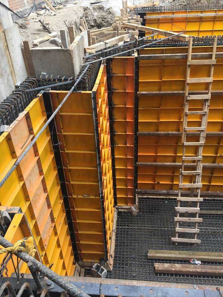 Un edificio en construcción con una escalera en el medio.