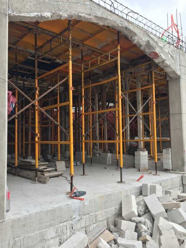 Un edificio en construcción con muchos andamios.