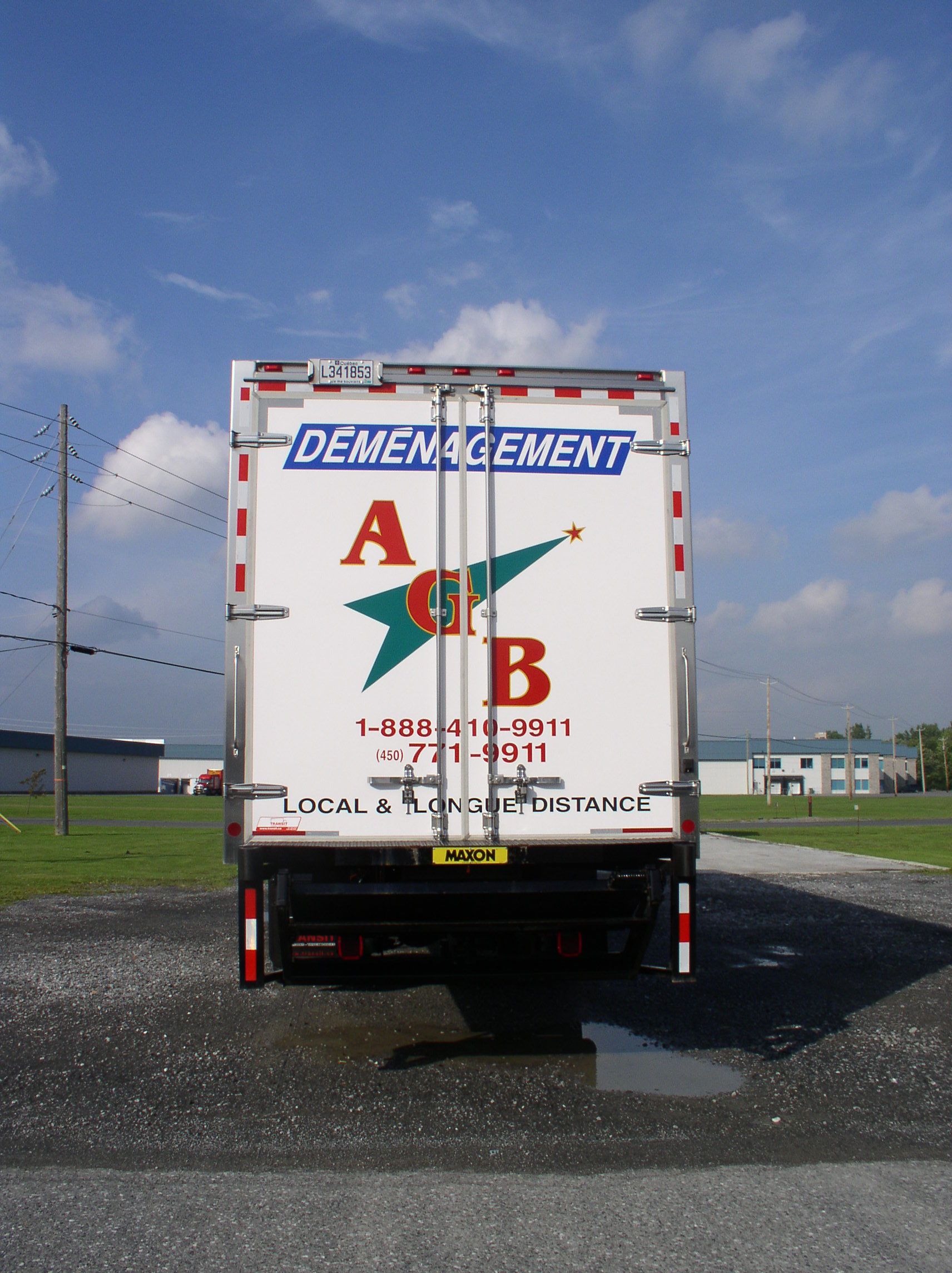 Vue arrière d'un camion de déménagement blanc portant le logo « Déménagement AGB »
