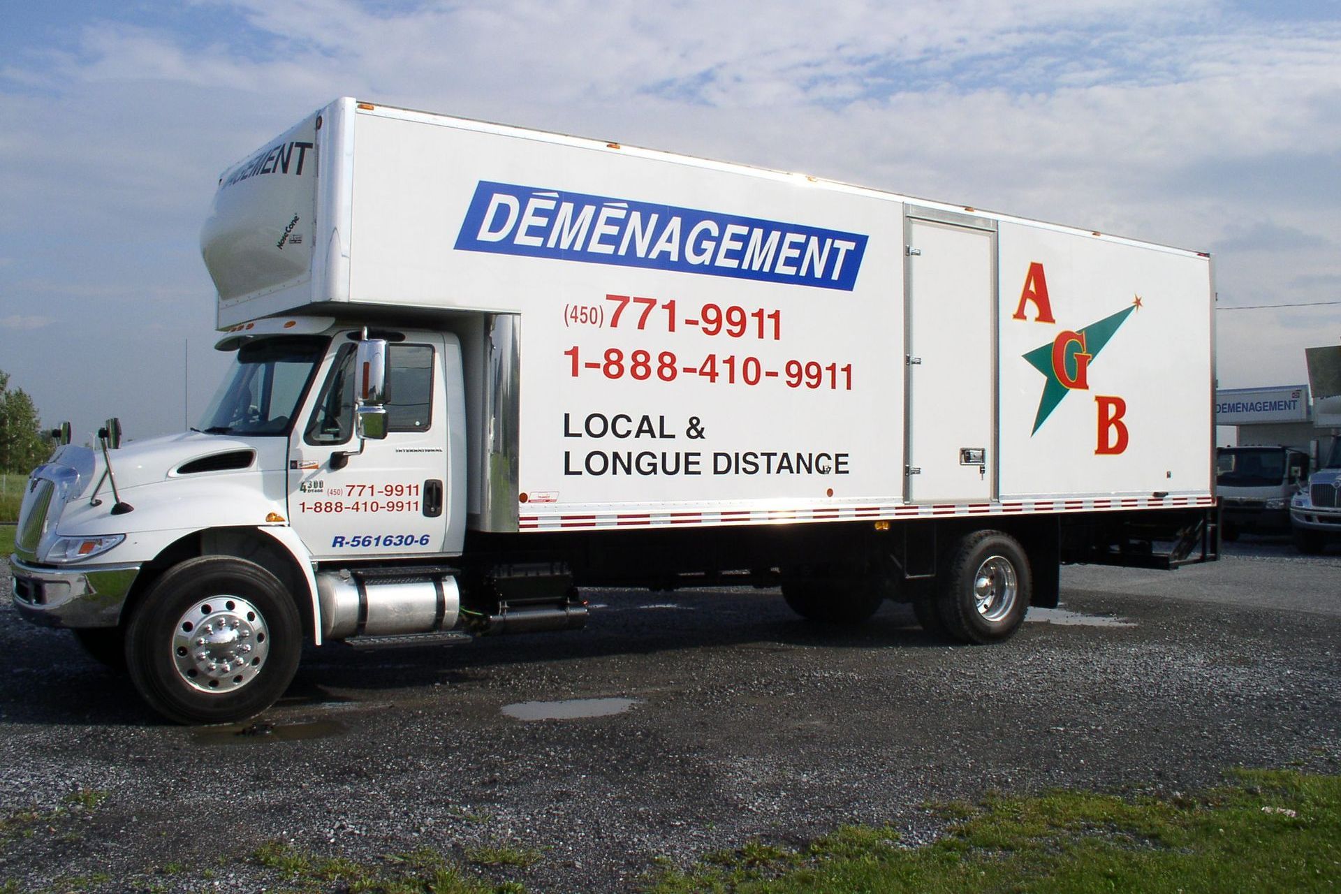 Camion de déménagement blanc avec inscription bleue « DÉMÉNAGEMENT » et le logo AGB.