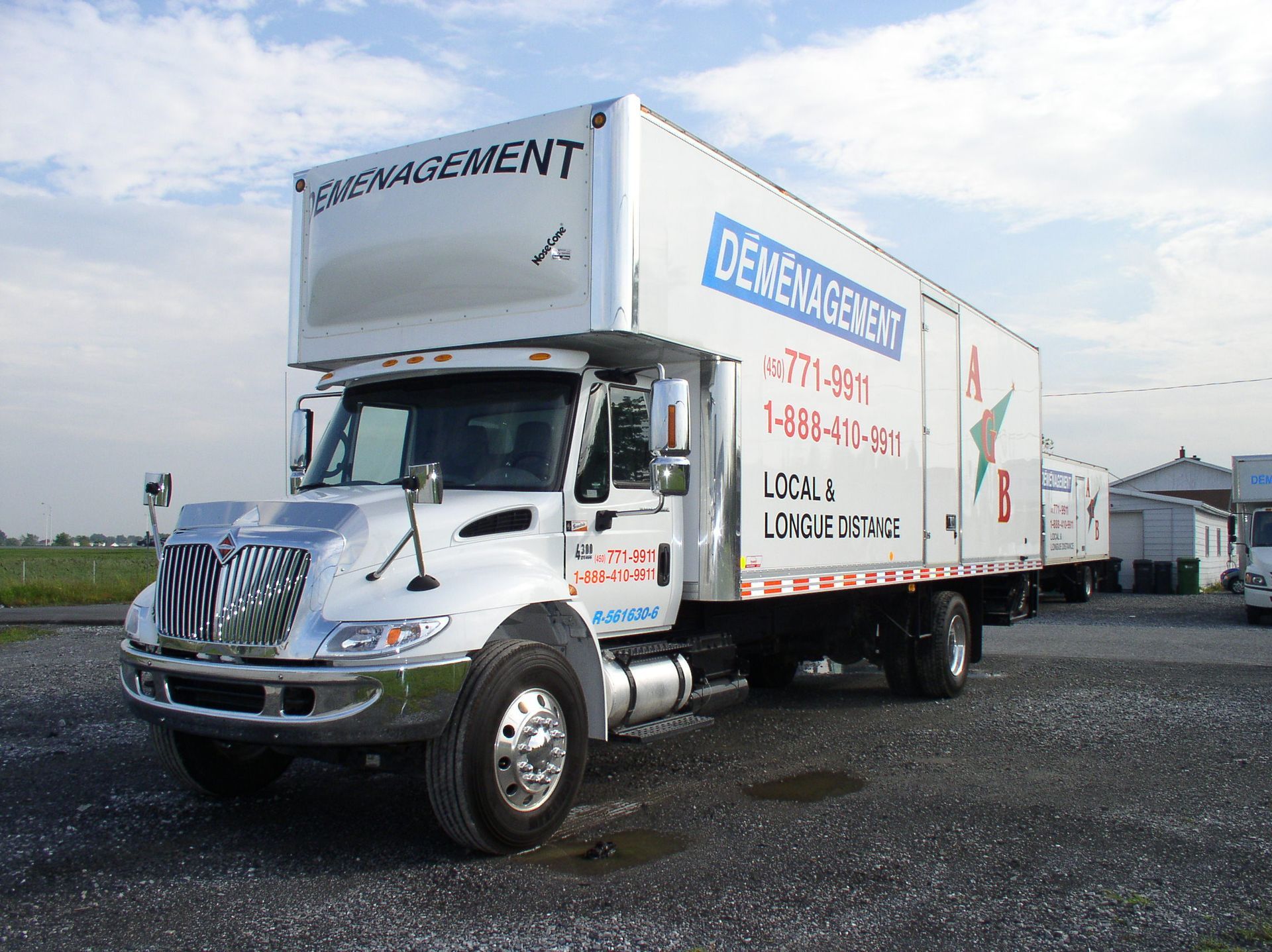 Camion boîte blanche avec inscription 